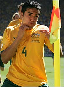 cahill_socceroos_brace.jpg