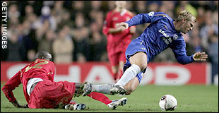 momo_tackles_eidur.jpg