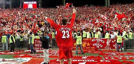 jamie-carragher-salutes-fans-in-istanbul-_460-729107803