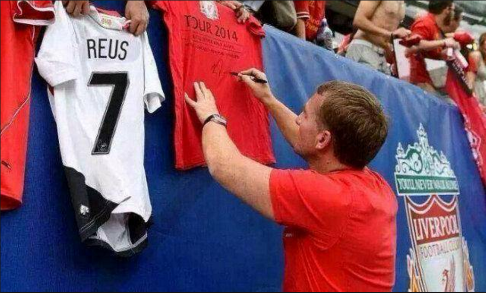 Stuðningsmenn Liverpool reyndu ALLT í "Sign Reus" herferð sinni.  Algjör sniild.